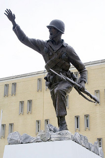 240423591_773da1fc5a_n Follow Me statue