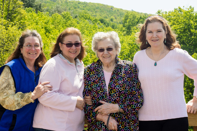 Elizabeth Hirsch; Anna Kostro, Pra-Babcia Irene Kostro, Alexandra Philippas
