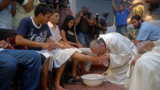2015_11_07_Pope-kissing-feet